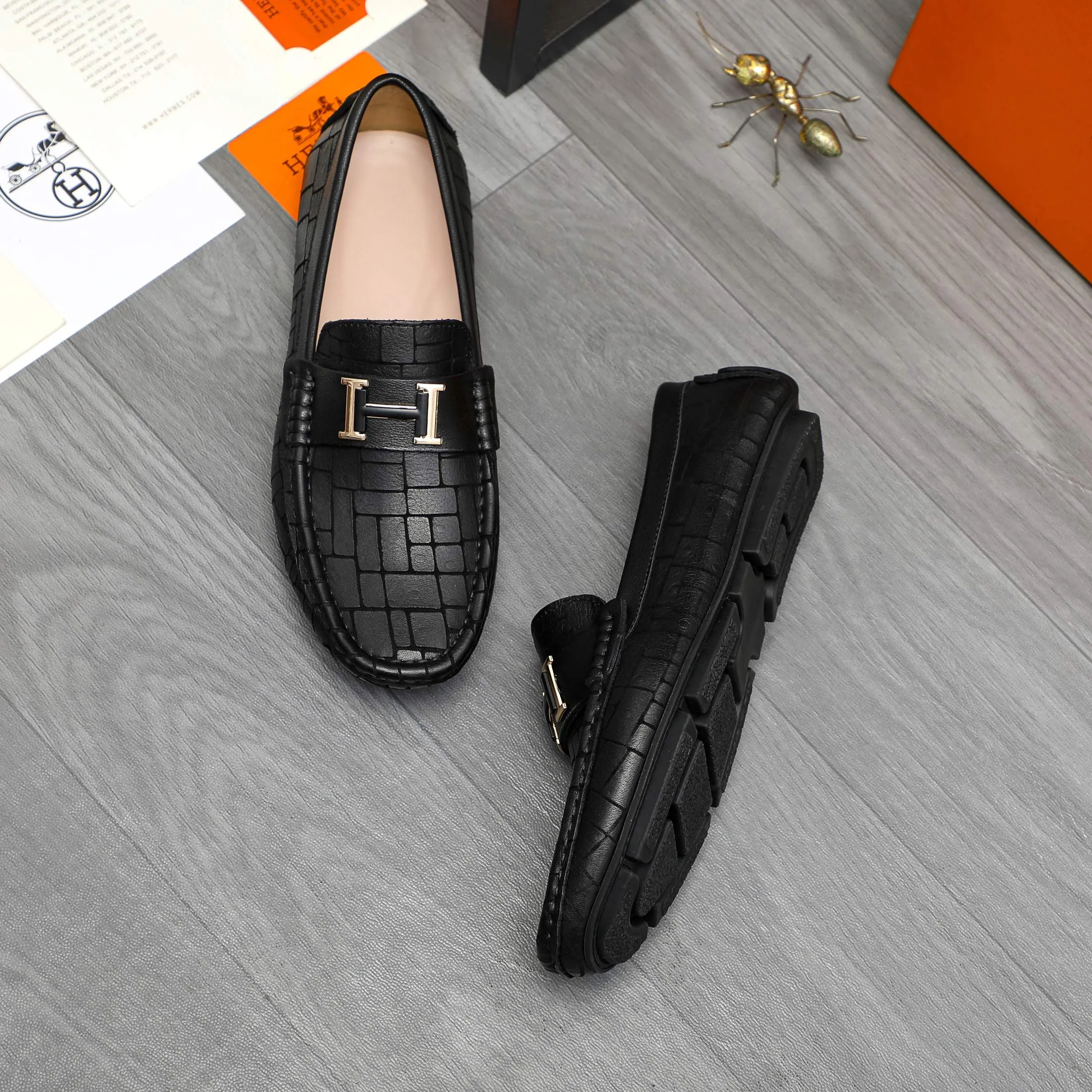 P380 Product trademark: HERMES "Hermes" casual slip-on men's shoes Regular size: 38-45 Product material: Selected embossed cowhide upper, sheepskin lining, rubber outsole